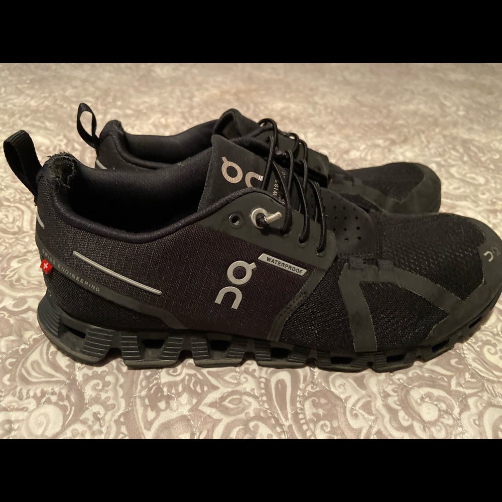 On Cloud X waterproof shoes, gently worn in great condition size 7.5